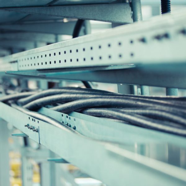 Montaje de tuberías y bandejas eléctricas